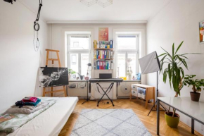 FRO-MEDIA - Streetside Room 2 - Community Space Vienna